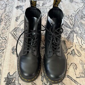 BLACK Dc MARTEN  LIKE NEW
